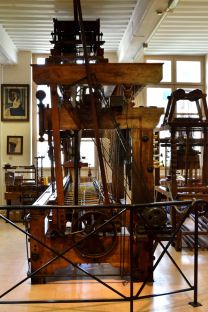 Jacquard mechanical loom, Soierie Vivante - they're very tall, you know (Lyon) © Alison Jordan