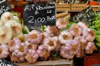 Garlic, market, Place Richelme (Aix-en-Provence) © Alison Jordan