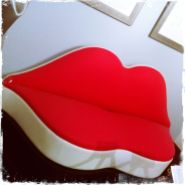 Mae West lips sofa, Dalineum (Beaune) © Alison Jordan